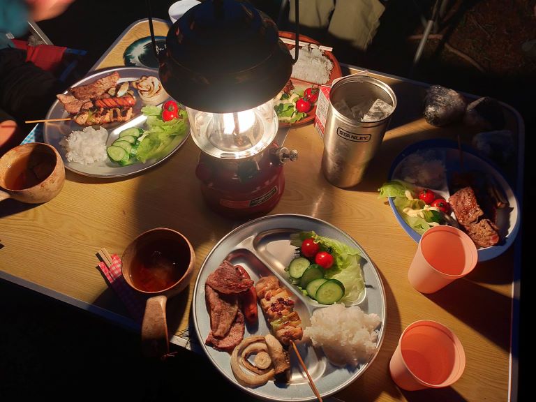 キャンプの食卓