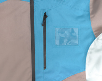 ファスナー付き胸ポケット