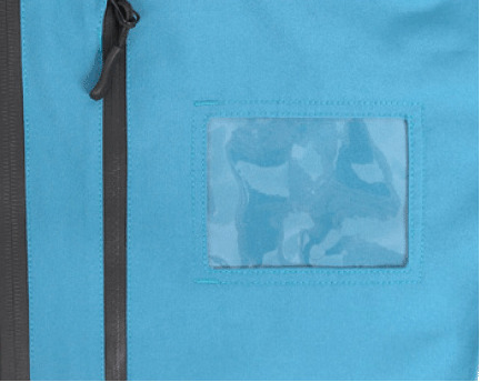 スクール証などの収納に適した胸元カードケース